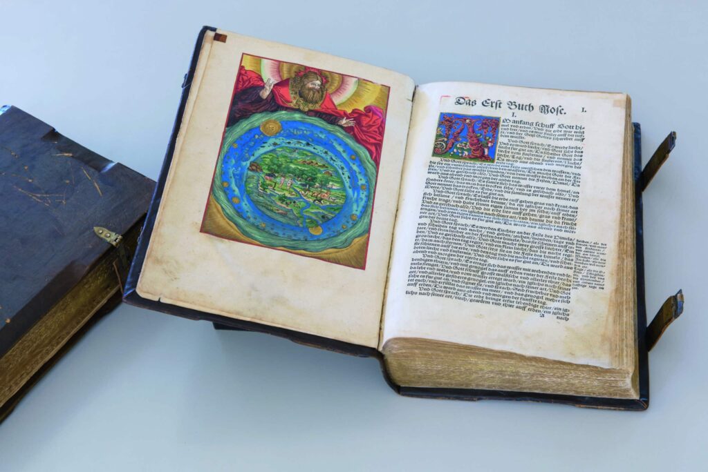 Biblia, das ist, die gantze Heilige Schrifft Deudsch. Mart. Luth. Wittemberg. Begnadet mit Kürfurstlicher zu Sachsen freiheit. Sonst. Personen: Luther, Martin *1483-1546* ; M. S. *Anf. d. 16. Jh.* Erschienen: Wittemberg : Lufft, 1534 Drucker: Lufft, Hans Umfang: 2° Einheitssachtitel: Biblia Anmerkung: Erste vollständige Gesamtausgabe von Luthers Übersetzung der Bibel Bibliogr. Nachweis: VD 16 B 2694. - Graesse Bd. 1, S. 377.- WADB 2.545.*50; WA 60.383.*50 Vorlageform des Erscheinungsvermerkes: Gedruckt durch Hans Lufft. M. D. XXXIIII. Mit d. Ill. d. Monogrammisten M. S. Enth.: ... Nemlich, die gantze Biblia Deudsch, den Psalter mit den Summarien, New Testament klein, Jhesus Syrach, Auch Doctoris Martin Luthers Postillen ... Signatur: Cl I : 58 (b)
