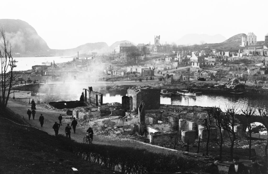 The aftermath of the fire of 1904 showing the town’s near-complete destruction. Photo credit: Olaf Storegjerde, Fylkesfotoarkivet / IKAMR